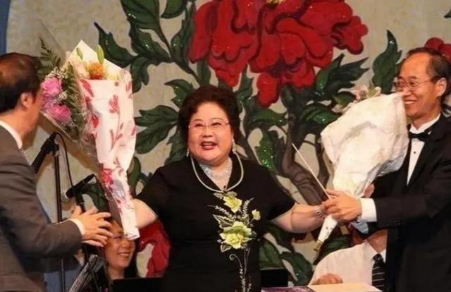 吃里爬外，永不回国？她带领30名演员选择留美，如今年过花甲归来