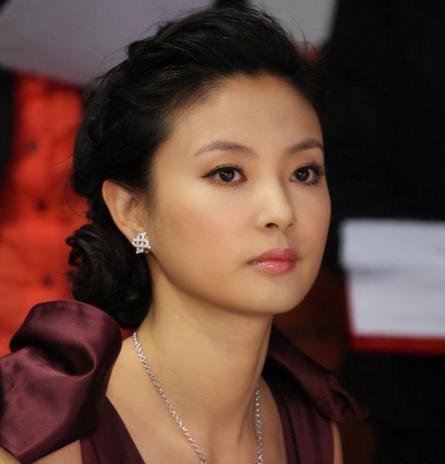 她是央视最惨女主持，男友死刑，丈夫入狱，如今48岁被释永信牵连