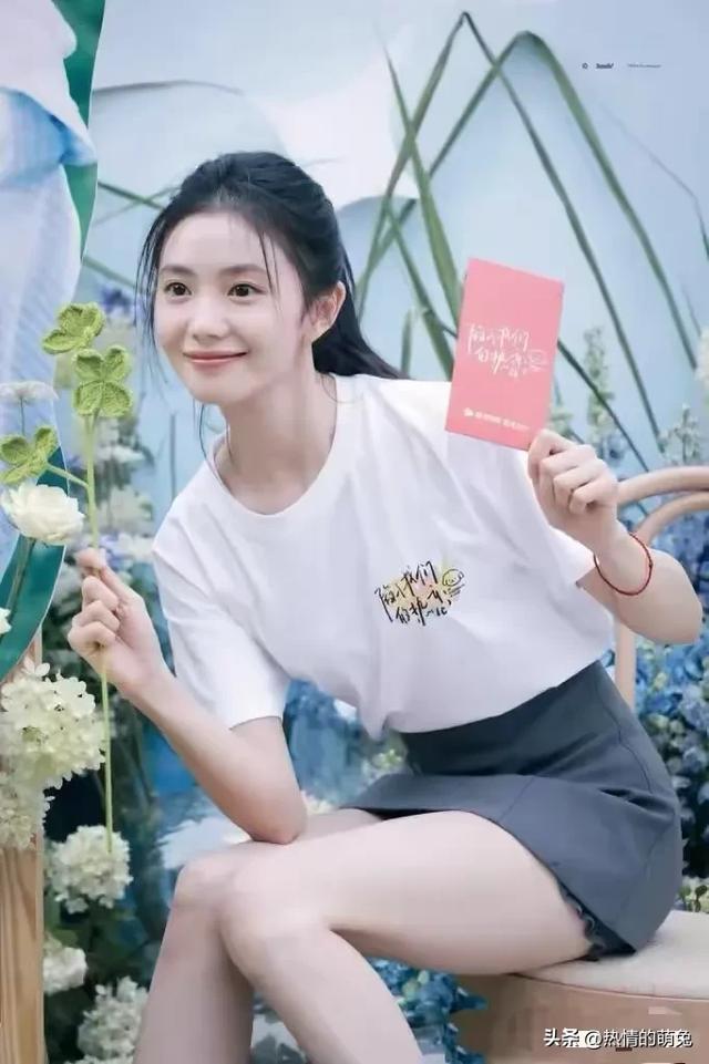 刘浩存身材比例太绝了，逆天比例美出新高度