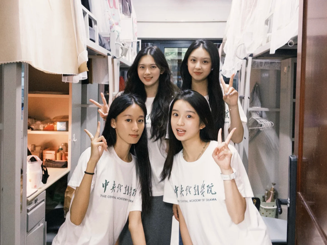 房子斌一家游大理，杨雨婷脸肿馒化严重，18岁女儿大学曝光太优秀