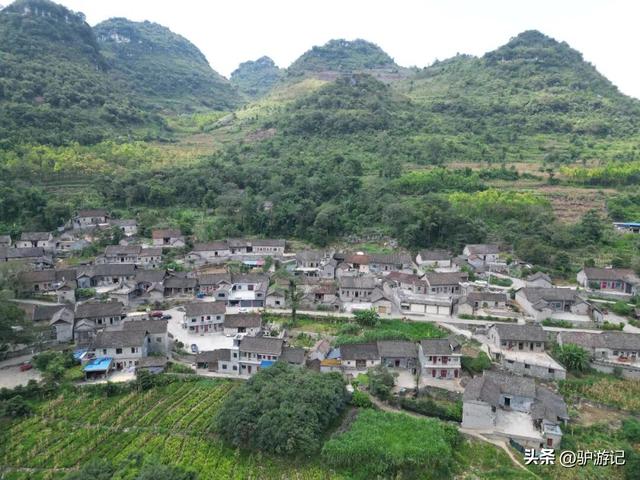 雨补鲁，天坑里的600年古村落，至今仅有一条路进出！