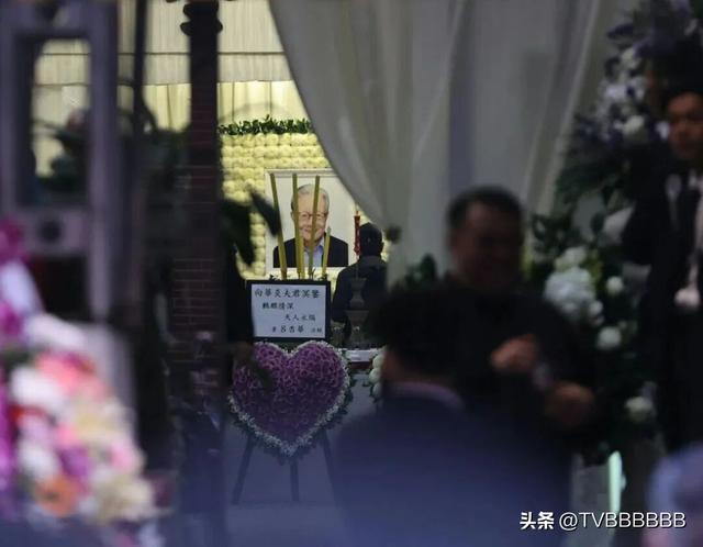 向府治丧！向太陈岚与儿子向佐悲痛致祭，大批反黑组警员现场戒备