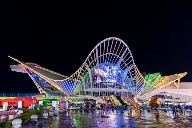 青岛，一座海风轻拂、浪..