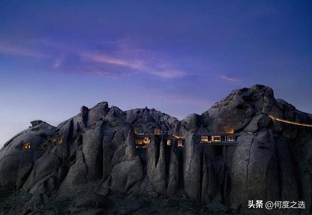 沙特红海畔沙漠岩石度假村：自然与设计共舞，建筑融于山脉