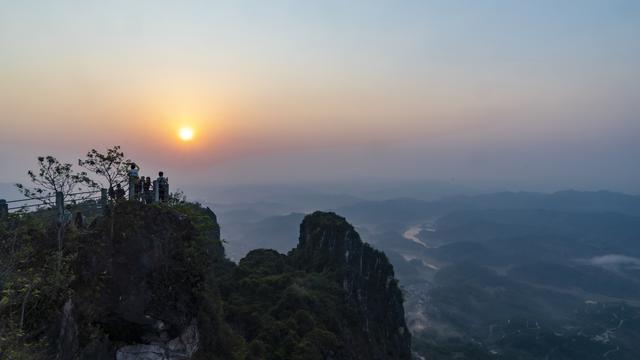 贵州兴义：云端探景 捕捉云海日出