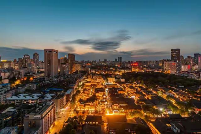 成都大蜕变！住在这的人有福了，出行吃喝全攻略