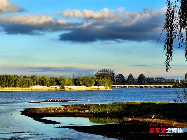 碧水映云霞 秋雨后天平湖畔现诗意景致