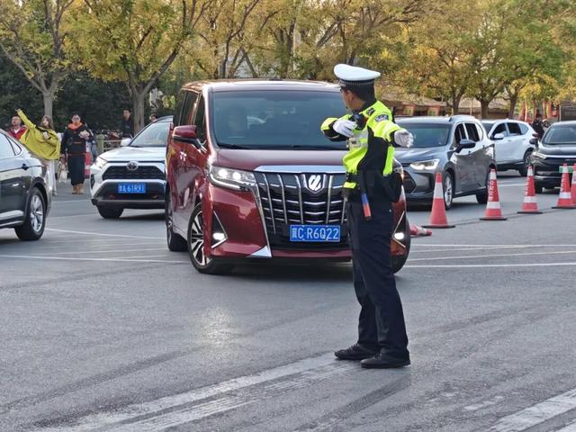 倾情守护游客完美旅程——鸣沙山月牙泉景区全员在岗 保障假期接待工作
