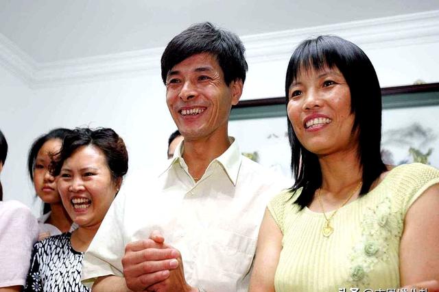 8年前我一丝不挂体检，不料一名女兵推门进来，如今和我结为夫妻