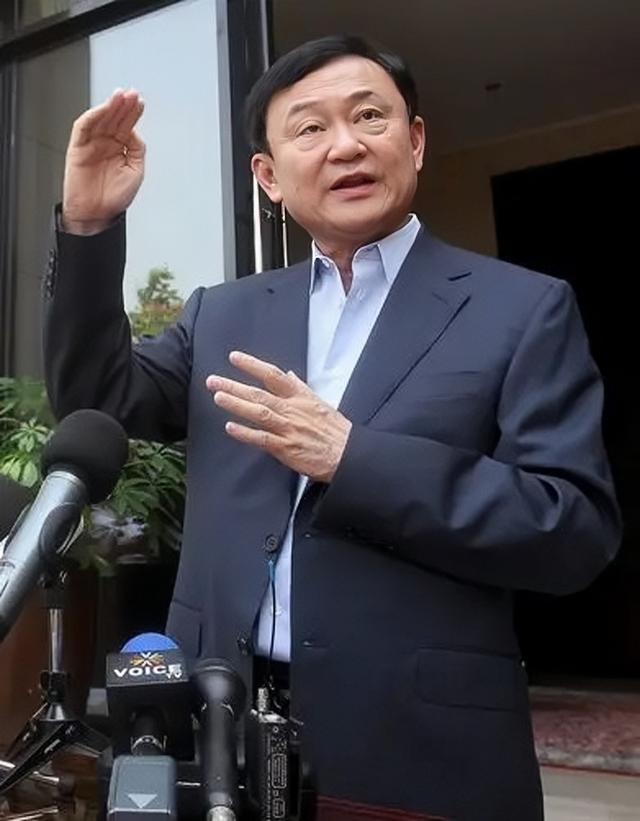 他信与女儿拥抱面带笑容上囚车