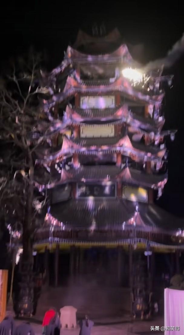 重庆丰都夜焰：千年鬼城的光影传奇。