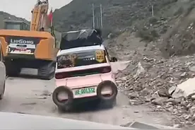 牛啊！男子开着五菱mini去西藏 蛇形走位比卡宴还快 评论区都炸开了图片