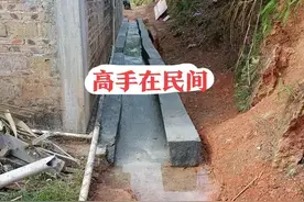 自建房最怕墙体受潮，包工头轻松一招解决，效果好还省钱图片