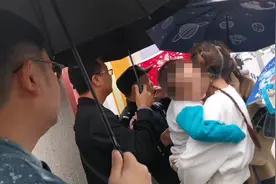 视频 | 两岁萌娃“离家出走” 民警化身“奶爸”助其安全回家图片