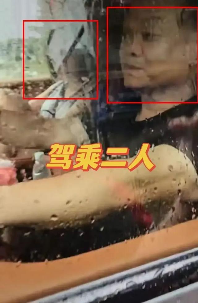 太魔幻！64岁老板开百万U8“冲浪”，冲毁商铺还笑，结局大快人心