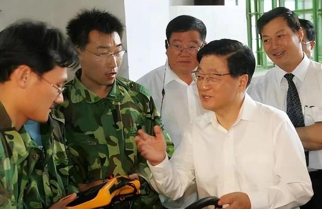 他是原上海市委书记，从政上海40多年，后官至正国级，于69岁病逝
