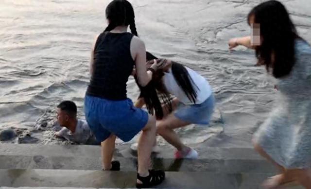小伙跳水救人后续，妻子舍命搭救过程曝光，肤白貌美大长腿太漂亮