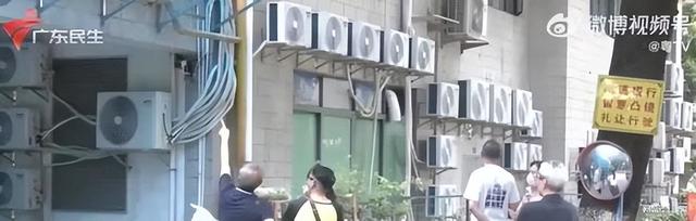 男子回家发现窗外被恶邻装了4台空调，邻居：敢拆就闹个鸡犬不宁