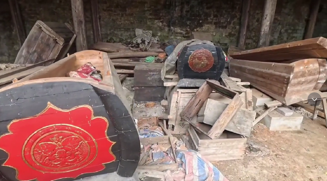 安徽令人生畏的百年古村，上千村民一夜撤离，无人居住却摆满棺材