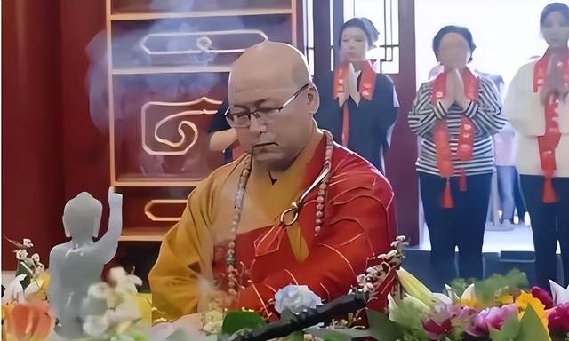 五台山方丈去世4天，恶心一幕出现，生前生活被质疑，奢侈引争议