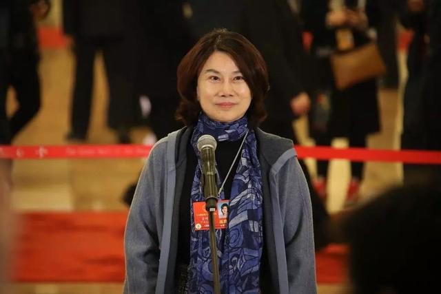 董明珠逛成都太古里，穿粉装大笑毫无架子，70多岁仍在拼事业