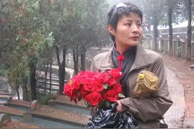 84年老山唯一被开除的女兵，20年后，她用玫瑰铺满麻栗坡烈士陵园图片