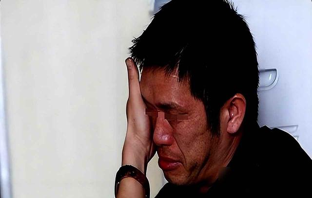 邻居7年每天往我院子扔垃圾、我没吵，搬家时他拦住我：有话要说