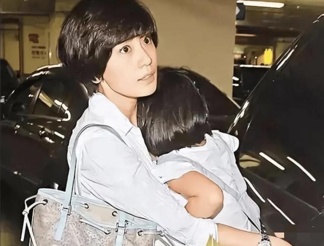 贾静雯没想到，当年赔2600万争回的女儿，如今用50亿遗产替她争光