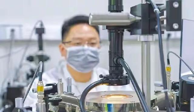 打脸ASML！中国光刻机突破，德国专家：快得离谱！