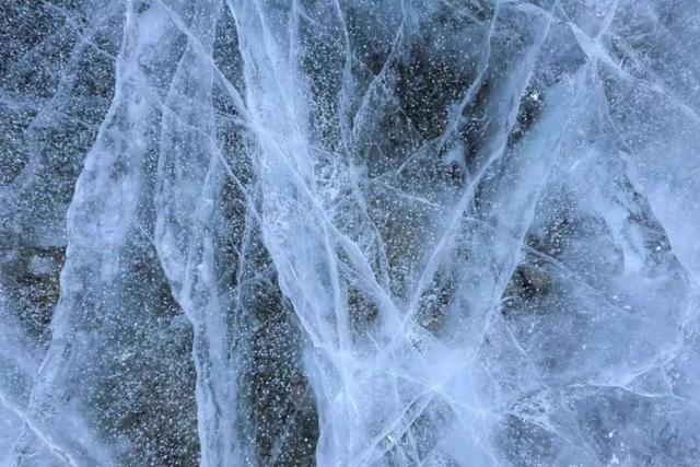 西藏冬日的冰湖仙境，堪比贝加尔湖！