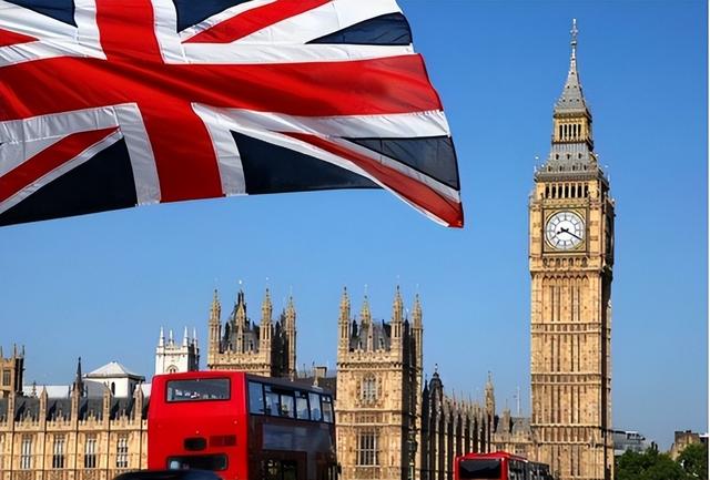 不忍了！马克龙刚到北京，斯塔默就翻脸？对英国	，中国必须动真格