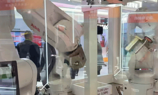 速看！中国石化AI人形机器人首次亮相2025进博会！