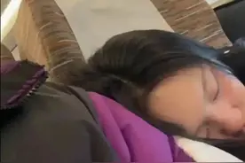 女生借陌生男子肩膀睡着后续：男生送小礼物，评论区笑麻了图片