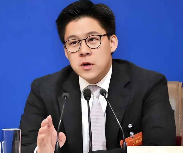 全网恭喜！45岁霍启刚又升职了，级别很高，妻子郭晶晶立了大功