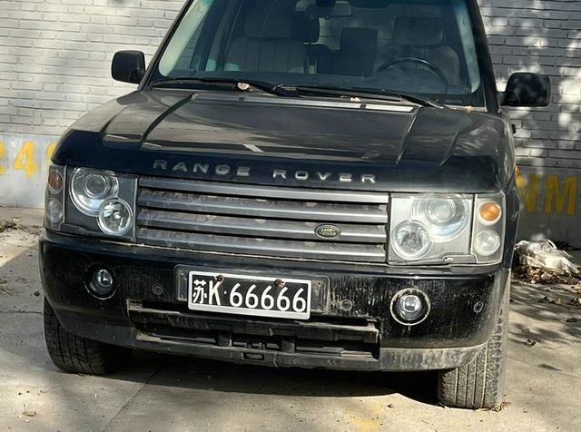 江苏路虎停北京4年未动，66666车牌螺丝生锈	，揽胜为何没人要？