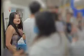 衣着清凉的女子在地铁上怀疑大爷盯着自己看，发飙咆哮，引起众怒图片