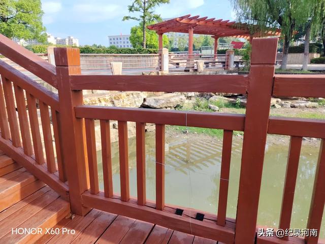 全国文明城市柘城县国家湿地公园榕湖斥巨资升级的人行栈道现状