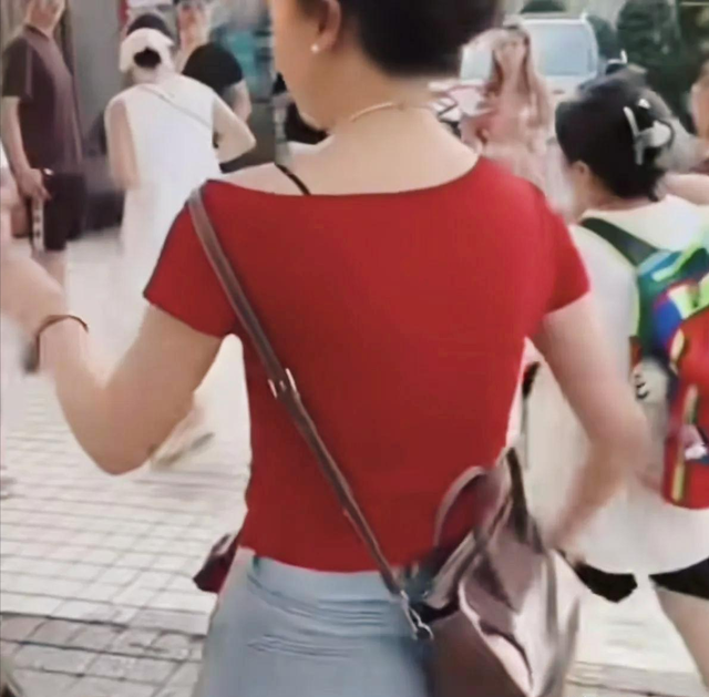重庆红衣女“社会性死亡”，正脸照曝光