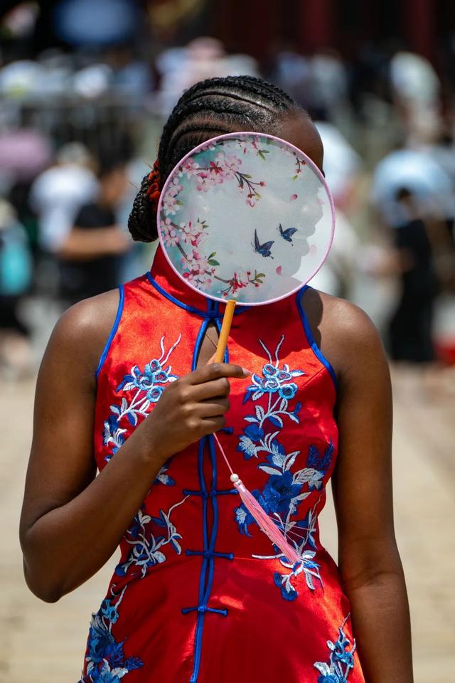 沈阳青年旗袍文化嘉年华系列活动之二 | 团市委开展“旗遇光影”留学生旗袍旅拍活动