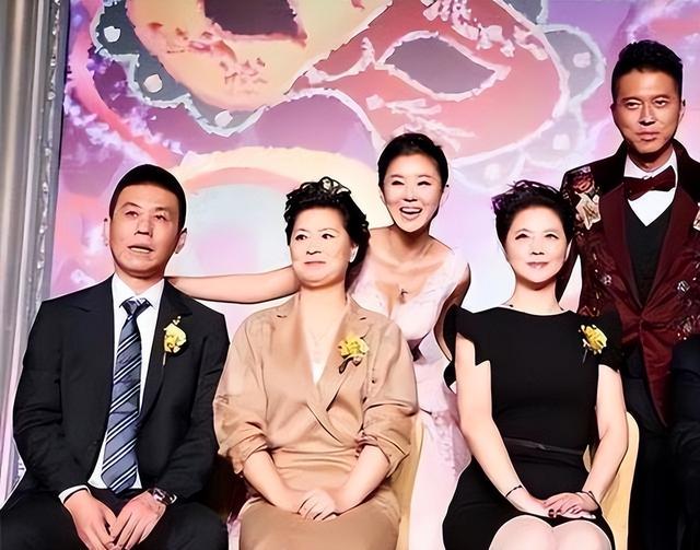 40岁李小萌北京逛街，开五六百万劳斯莱斯，王雷大连富二代不差钱