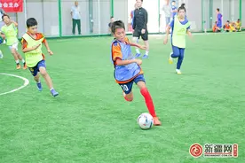 足球少年携梦奔向绿茵场——新疆足球发展正在从娃娃抓起图片