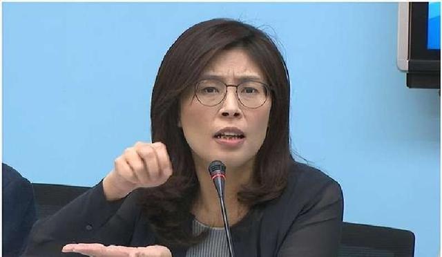 郑丽文说想到北京谈后，民进党急了，发声阻扰，郑丽文7个字反击