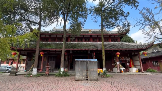 四川令人敬佩的古寺，飞檐翘角古朴古香，金碧辉煌却游客不多