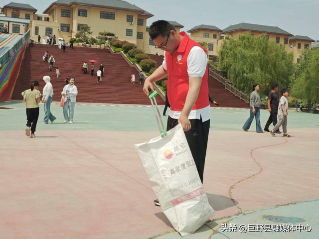 核桃园镇：暑期志愿红扮靓景区