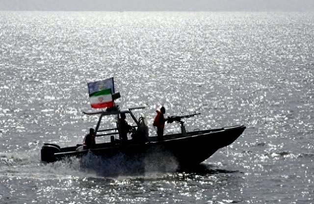 意外出手！伊朗时隔数月再扣外籍油轮，波斯湾局势生变