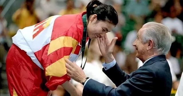 败光20亿、国籍问题、向洋人下跪，邓亚萍身上的标签到底是真是假