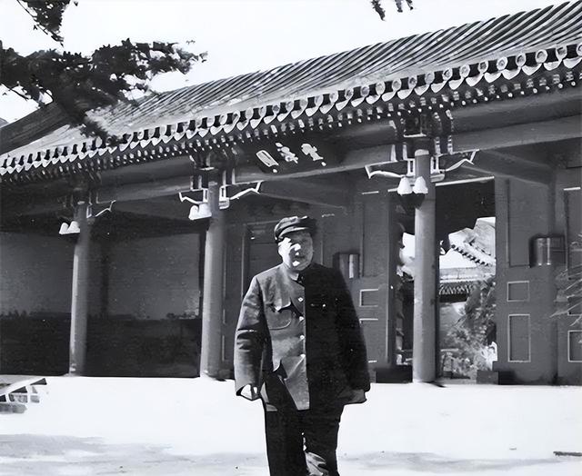 建国至今，中南海不挂 “中央人民政府”牌匾？毛主席曾指出过缘由