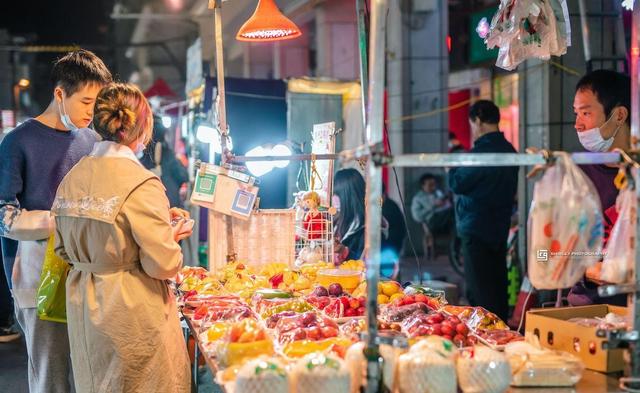 武汉最大的夜市，1公里分布着千余摊位，一到晚上挤得水泄不通