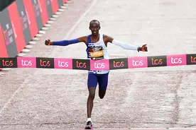 新的世界纪录！人类首次跑进2小时1分，而这只是他第三次跑马拉松图片