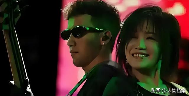 她连续5次上春晚，私下却和恩师同居怀孕被骗流产，现在57岁单身